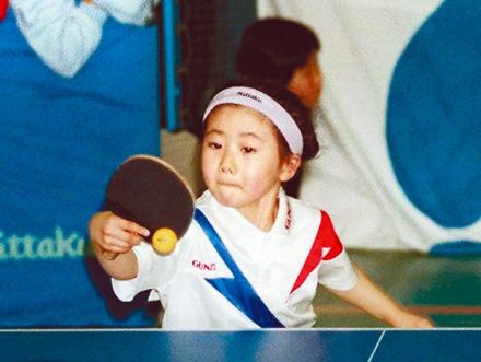 少年福原爱在比赛中