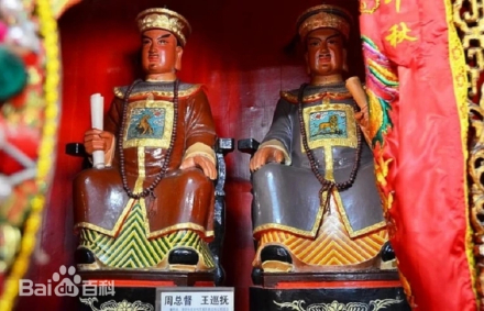 王来任雕像（右）