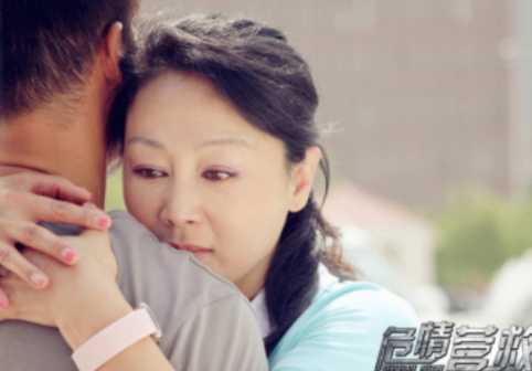 在《危情营救》中饰演李梅（右一）