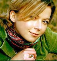 爱华，Charlotte MacInnis